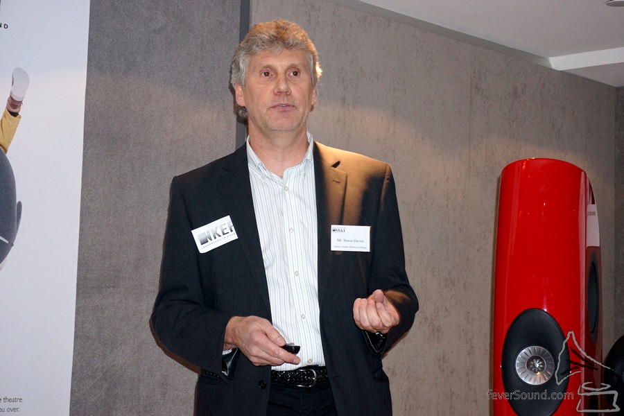 KEF 產品發展及設計總監 Mr. Simon Davies。