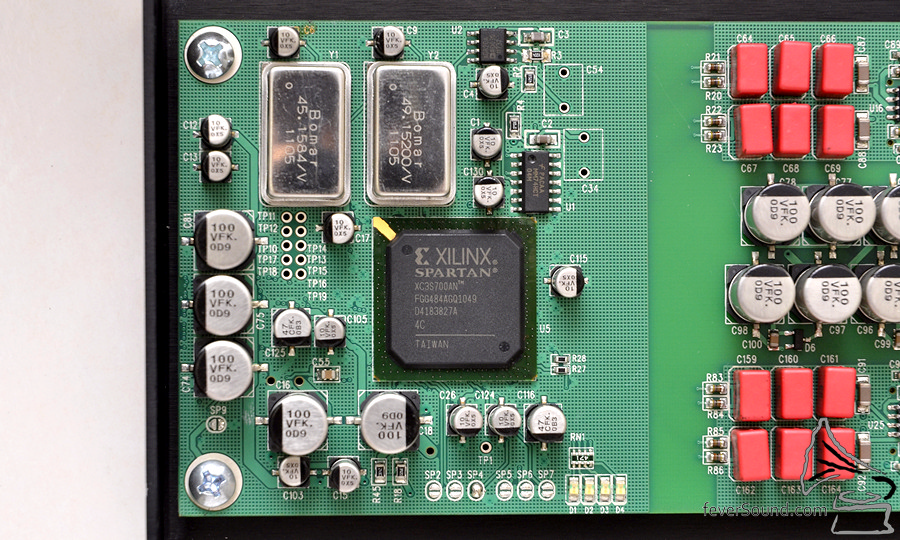 使用 FPGA 自家編寫運算芯片,不假手外人。