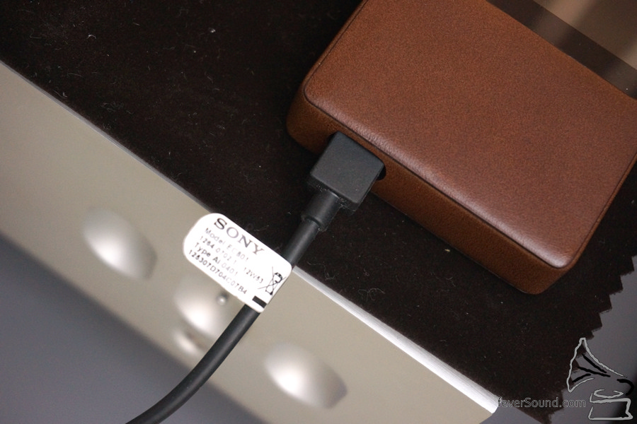 美中不足,手上沒有靚 Micro USB 接線。