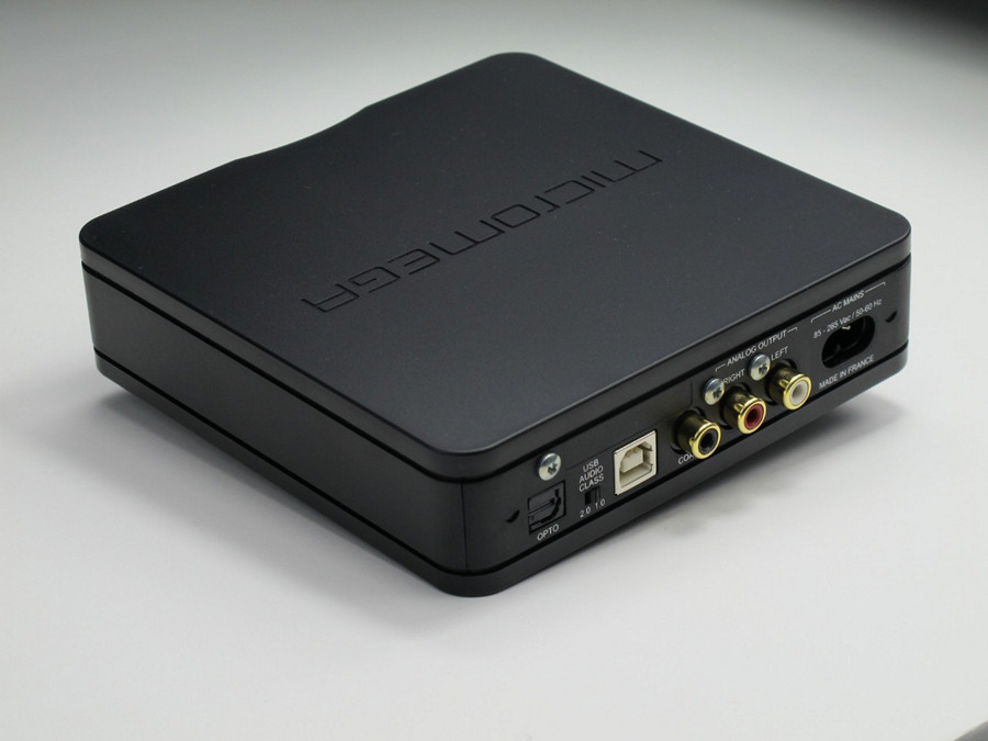 比一隻 CD 盒大一點的尺寸,適合 Head Fi 或 Desktop Work Station 用家。
