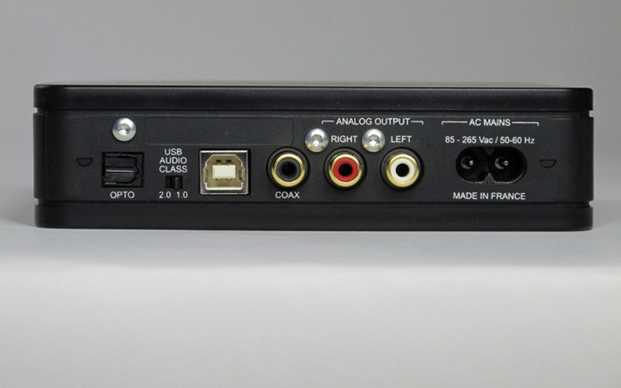 機背有 USB 1.0 及 2.0 的撥掣,開聲前記得撥至 2.0。