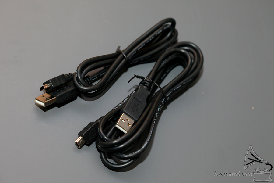 原廠附上兩條 Mini USB 線,一長一短。