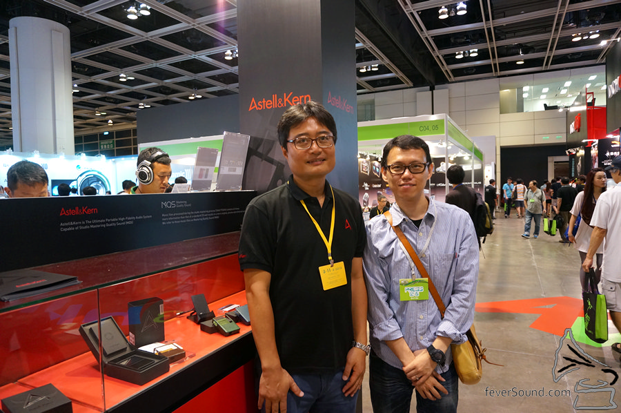 作為 AK120 用家,見到設計師 iriver 的 James Lee 難免要來一個合照。