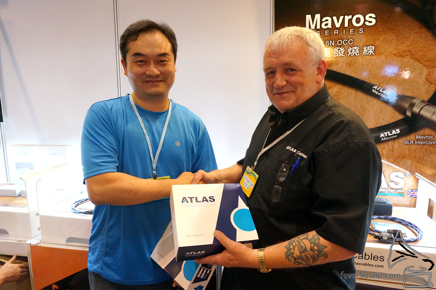 ALTAS Cable 工程師 Andrew Conway(圖右)將自己的製品親手交到用家手上。