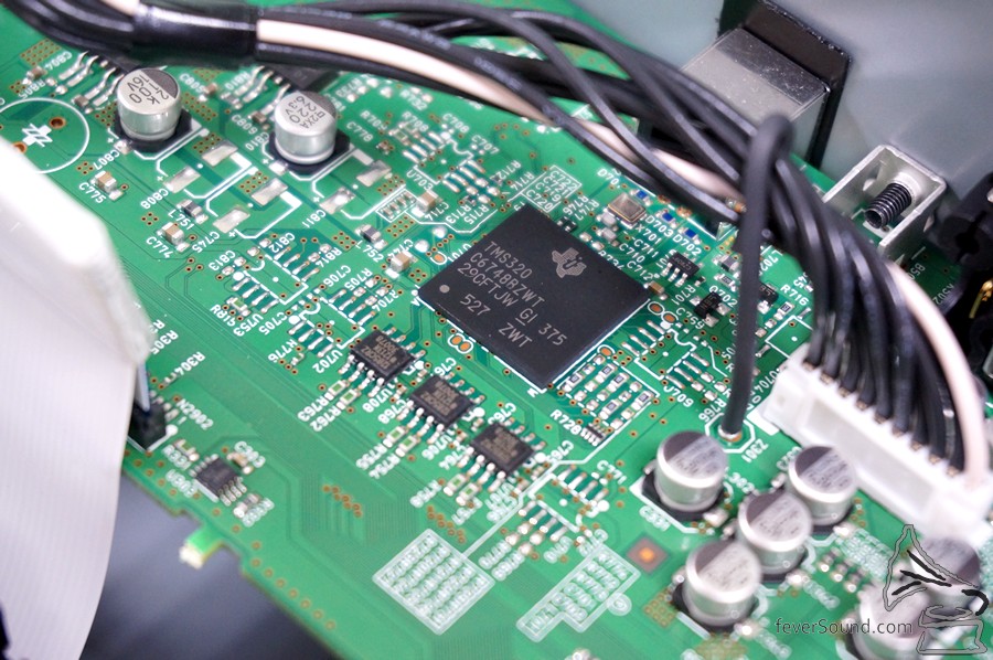 TI DSP 芯片作 USB 接收處理,再加 3 顆隔離芯片用作阻擋來自電腦端的雜訊。
