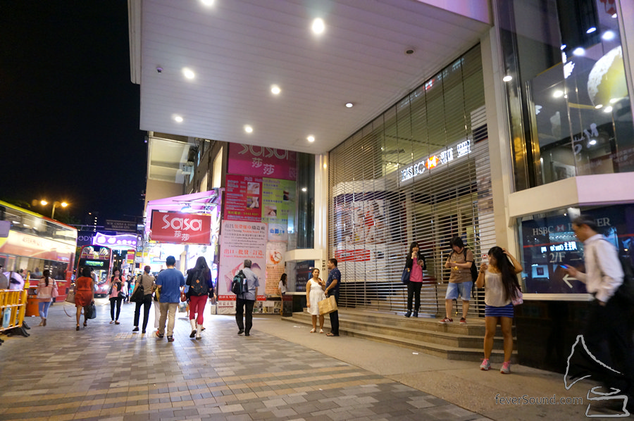 港鐵站出彌敦道向匯豐方向步行一分鐘。
