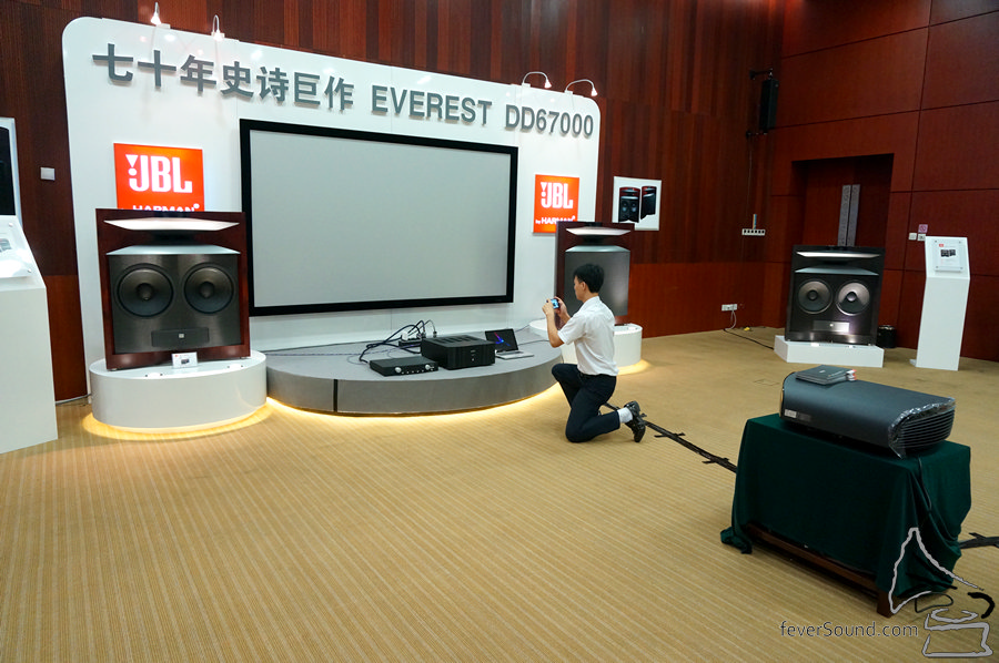 最大材小用的個案!不是說那對 JBL,而是用來播放宣傳短片的 Sony VPL-VW1000 真 4K 投影機。