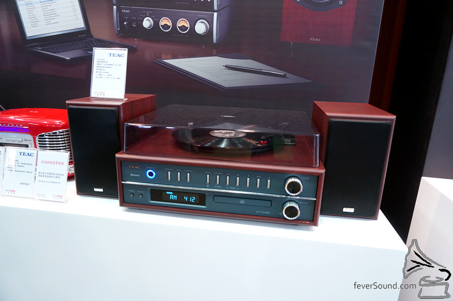 Teac 的復古設計微型音響。
