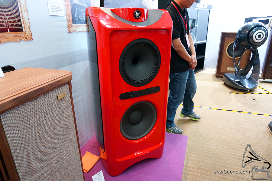 英國 Tannoy 的揚聲器 Kingdom Royal 火紅版。