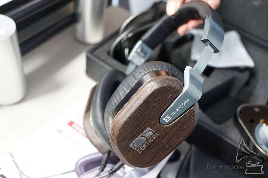 講勁講貴,Ultrasone Edition 5 肯定係全場焦點,全球限量 555 對,定價 $493,500 日圓,即係差唔多 4 皮野!! 新機選用一種在沼澤地帶埋藏 650 - 8500 年的特別櫸木,處理後又輕身又硬淨,內部就用全金屬造,加埋全新 S-Logic EX 技術帶出更強立體感。