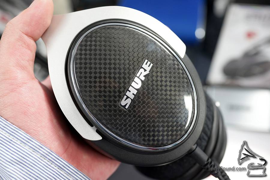Shure 新作 SRH1540 係現時品牌最高級的密封式頭戴耳機,同 SRH1840 一樣有金屬支架,耳罩就加上碳纖維,而且用到 APTIV 新物料製造震膜。