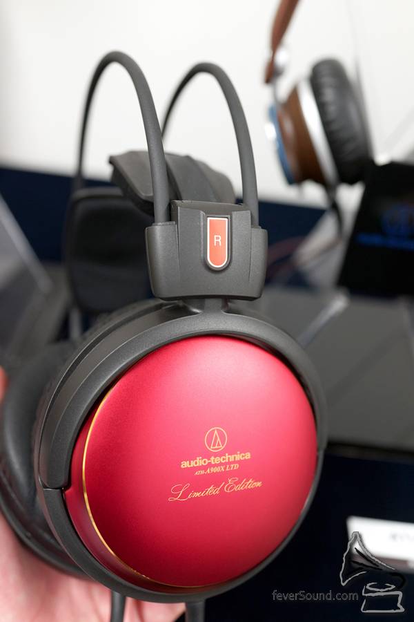 今次係日本耳機龍頭 Audio Technica 主場,新產品當然多,ATH-A900XLTD 特別版就換上鮮紅色外殼 (紅人召喚!),53mm 單元亦重新設計,耳機線亦改為 6N OFC,限量 3,000 對,定價 $30,000 日圓,貴普通版 50%。