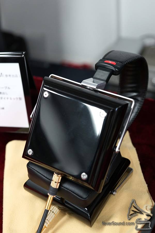 新品牌 KuraDa 將於明年推出這款定價 $100,000 左右的耳機,有著重甸甸的楓木鋼琴面機身,耳機線亦粗到不行,一個字:「誇」。