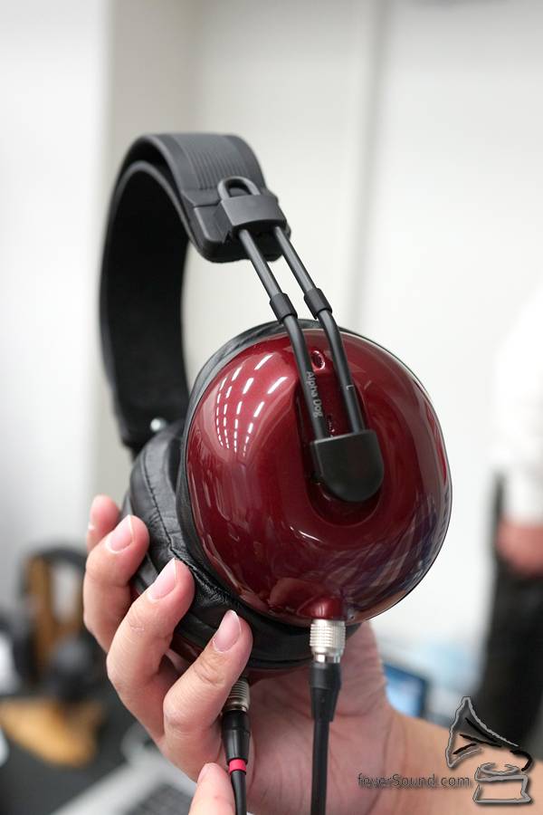 當地代理 Musica Acoustics 展出全球首款以 3D Printing 技術製造的耳機 Alpha Dog,負責人稱 3D Printing 令生產成本大大降低,不知道未來喇叭會否用 3D Printing 印出來呢?