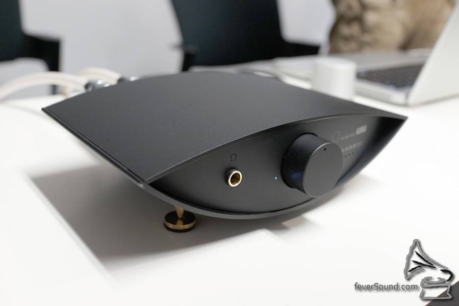 去年 Korg 推出的平價 DSD DAC DS-DAC-10 雖然沒有引入香港,不過不少玩家都對它深感興趣,今年 Korg 再推出其加強版 DS-DAC-100,轉用流線形金屬外殼,功能上分別不大,PCM 支援至 24bit/192Hz,DSD 就支援 2.8MHz 及 5.6MHz,同樣由 USB 供電,插頭新增了一組 XLR 平衡輸出,定價 $55,000 日圓,比去年 DS-DAC-10 推出時貴了 $5,000 日圓。