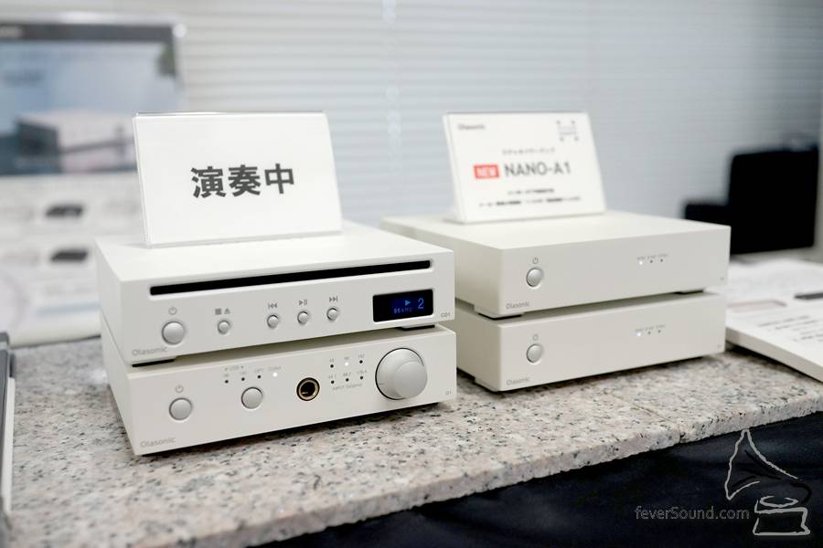 Olasonic 這兩年在日本急速冒起,這條 nanocompo 桌上音響部部都只有 CD 盒咁大,有齊 CD 轉盤、DAC、前後級,現場用 Bi-Amp 推一對 KEF LS-50,房仔細細聽落都唔錯 (呢套機近兩皮港紙),負責人話現時產品只在日本發售,不過齊考慮緊衝出日本 (代理們識做啦!)。