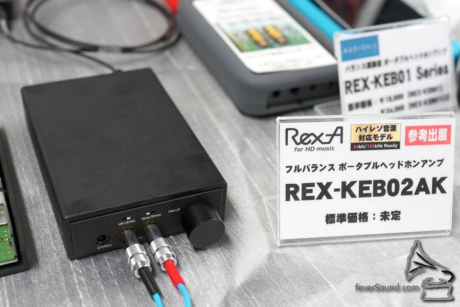 Rotac 針對 AK120 而設的耳擴 REX-KEB02AK,內有 ESS ES9018K2M DAC 晶片,AK120 可以用光纖輸入,耳擴部分用 Full Balance 線路,以兩組 2.5mm 插頭作平衡輸出,用 Sennheiser HD-25 聽,平衡輸出令耳機音場更廣闊,不過暫時這種特製耳機線只支援極少數耳機,得物無所用。