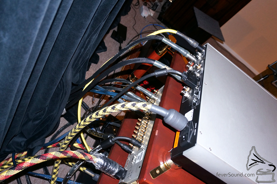 以數碼 XLR 線的 AES/EBU 格式傳送 DSD 訊號,又燒又前衛,爽!