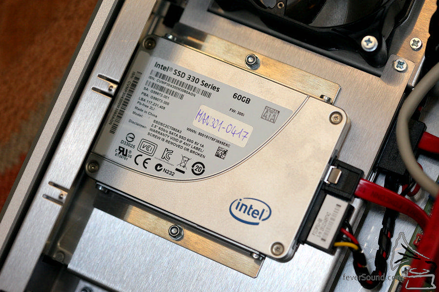 SSD 為作業系統以及緩衝之用。