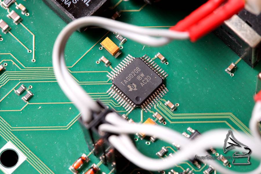 USB Audio Class 1.0 則使用德州儀器的 TAS1020B,最高支援 96kHz,好處是不用安裝驅動隨插即用。