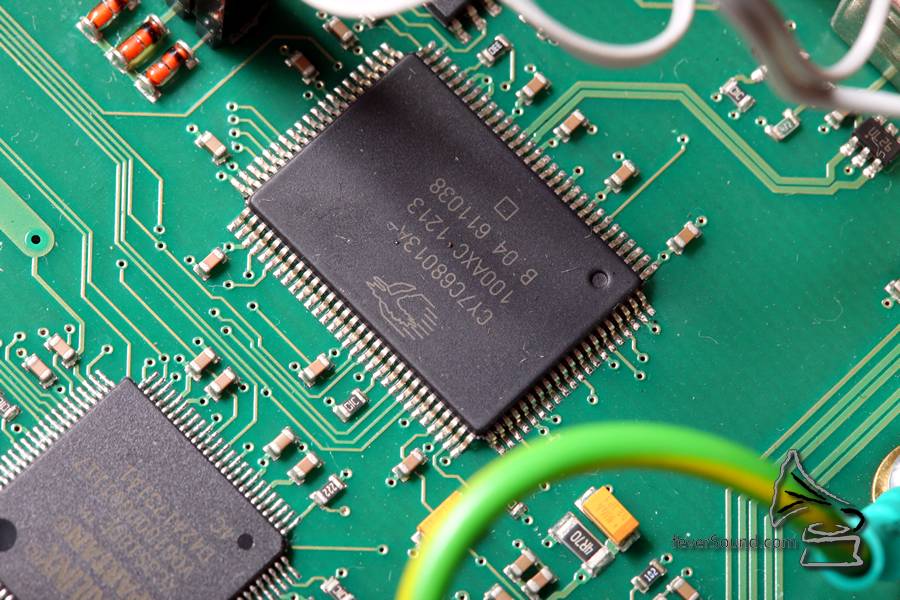 USB Cypress 接收芯片,最 low profile 的界面,一般使用 FPGA 作 USB 接收的器材,都需要這塊芯片作硬體連接。