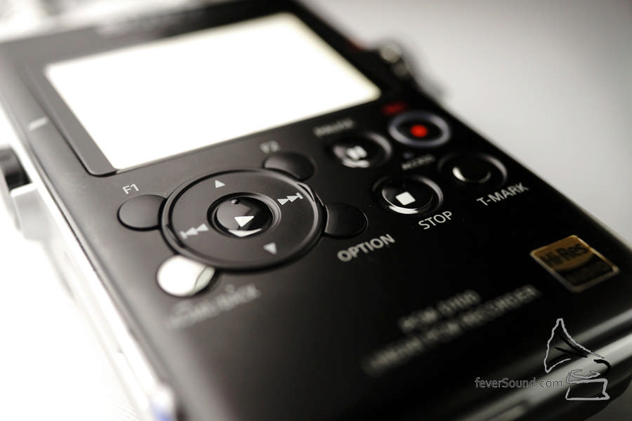 歷代 Sony 錄音機都沒有的十字式按鈕,這一代終於有了!操作簡單得多,流暢度都令人滿意。