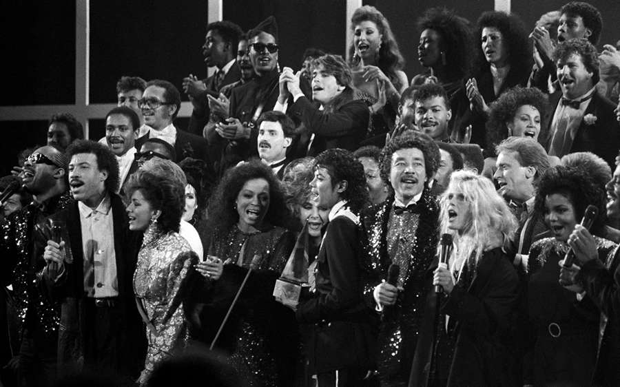 《We Are The World》歌曲非常直接,指很多人正在死亡邊緣,要正視要救助,是時候要行動,世界要大同。