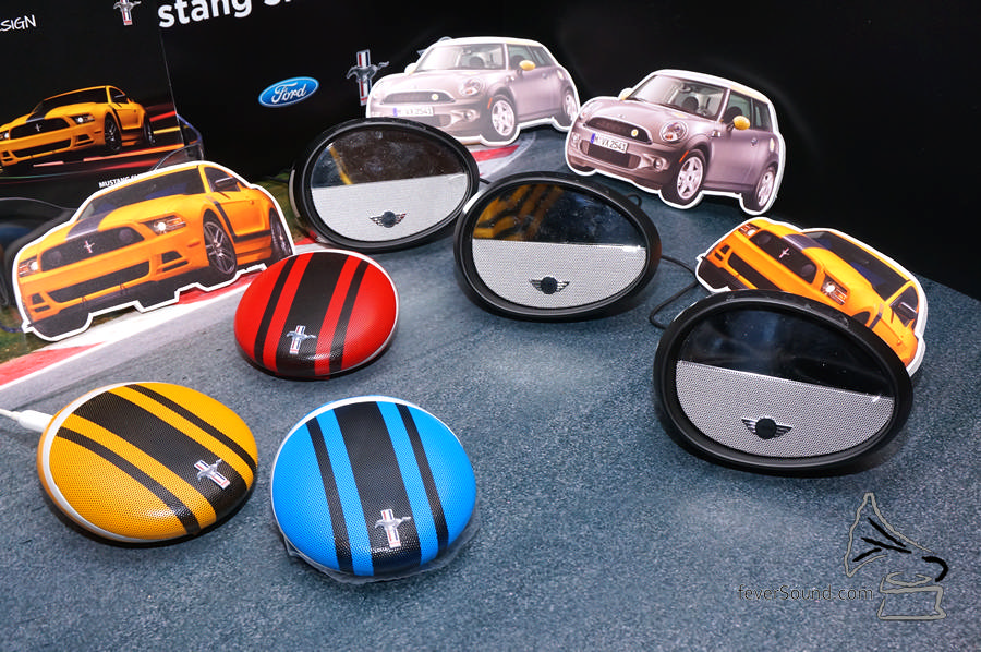 IUI Mirror BoomBox (右) HK$1,290, Silm BoomBox (左) HK$490