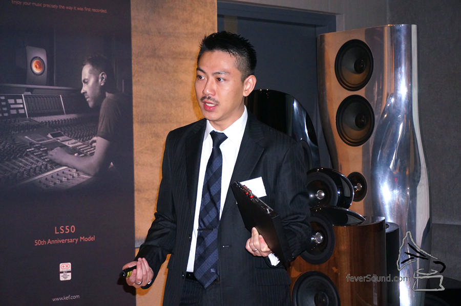 KEF 人員正在講解 Sound Bar 的設計由來。