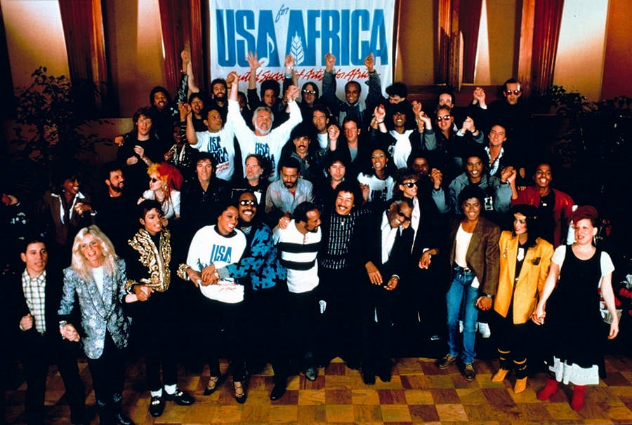 1985 年 1 月 28 日美國 A&M Studios 內,《We Are The World》進入歌手錄音階段,當日參與歌手樂隊陣容强勁。