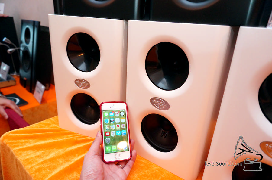 Procella 的 P5 細小得可以,高度僅約兩部 iPhone!