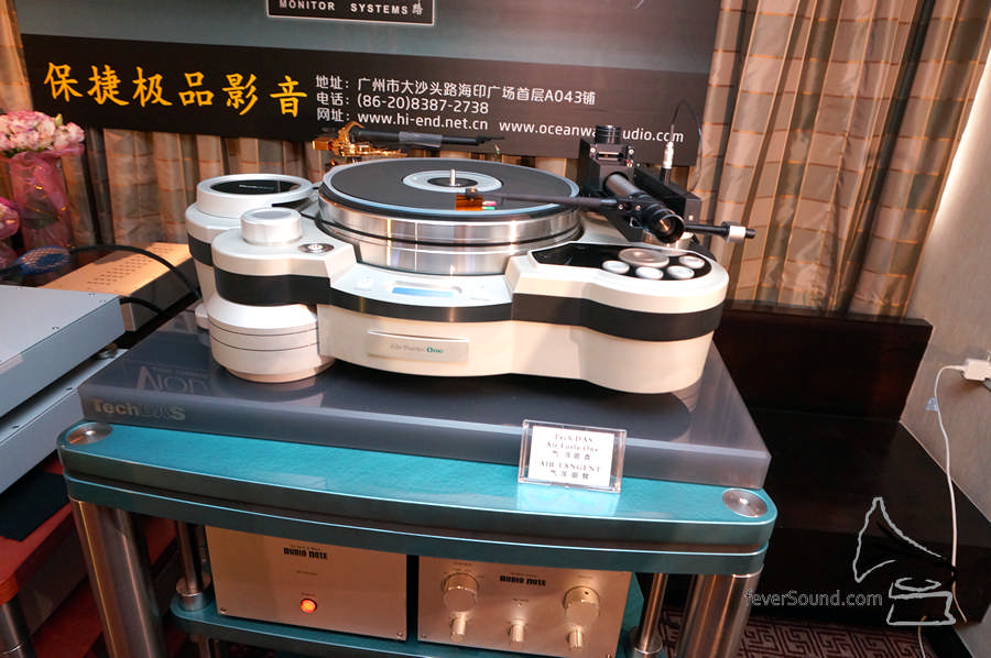 TechDAS 的 Air Force One 唱盤加 Air Tangent 氣浮直線臂,同 SME V 金臂相比,不知聲音取向如何呢?
