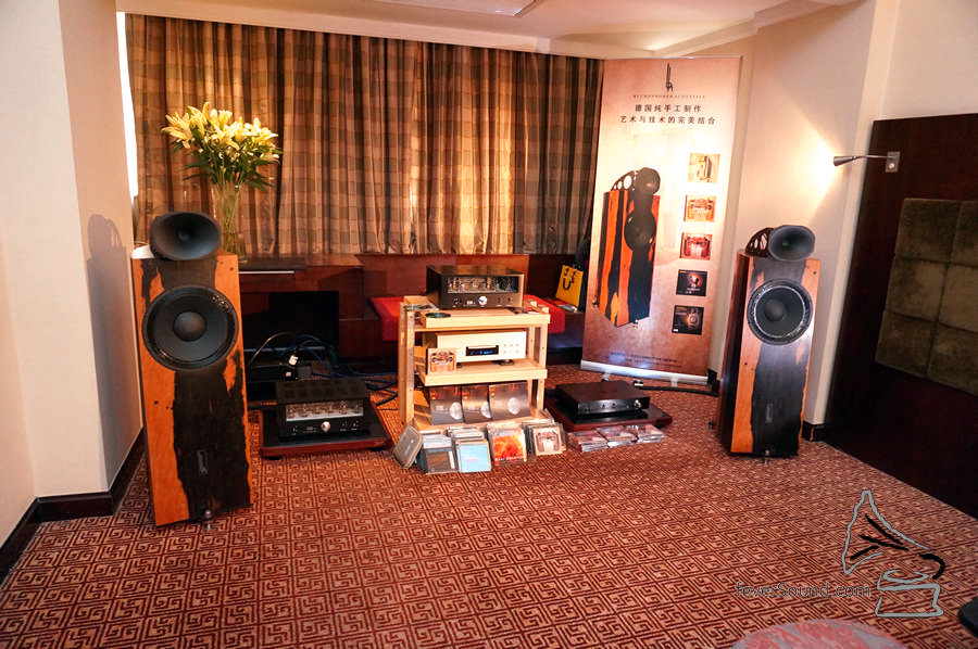 這對德國 Blumenhorer Acoustics 的音箱,木色搭配相當前衛。