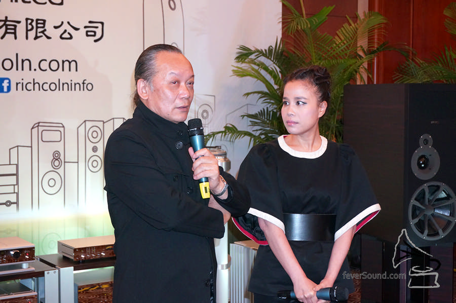 Leo Fung 與朱哲琴在談論最新大碟《月出》的點滴。