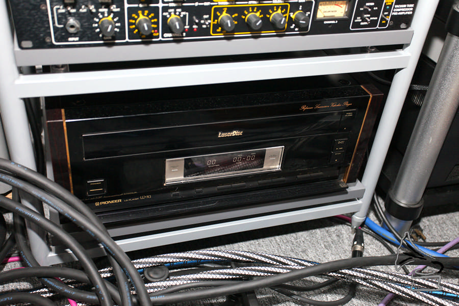 經典 Pioneer LD-X1,運作正常,但己不會開來看了。