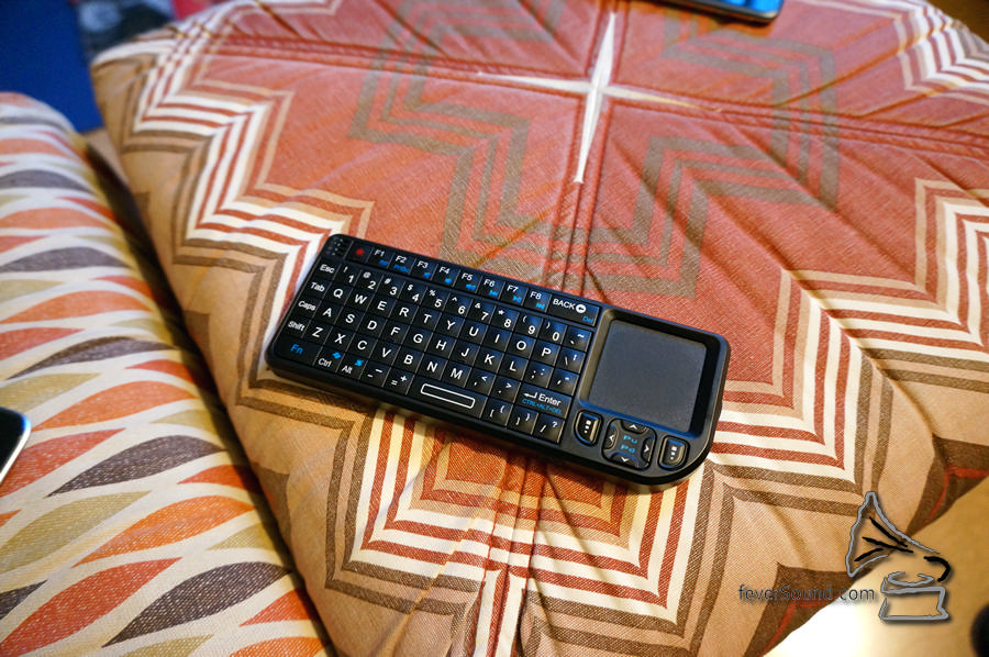小型無線鍵盤,用來控制 Mac mini。