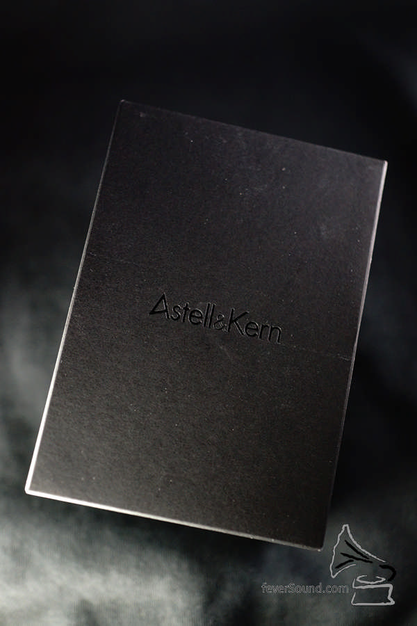 Astell&Kern 出品,用的當然是黑色紙盒包裝。