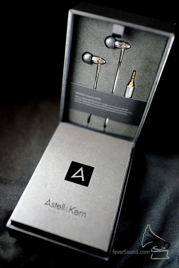 一開箱就見到 AKR02,有人認得它是 Final Audio 哪一款耳機嗎? AKR02 以 Final Audio 頂級動鐵耳機 FI-BA-SS 為基礎,耳機本體採用同一款不鏽鋼橄欖形外殼,這樣精緻的外殼,在同級產品中真是絕無僅有,這個機殼不只睇得,更應用到 Final Audio 的 BAM (Balancing Air Movement) 設計,將機內氣壓調整至最佳狀態,即使耳機只有一個動鐵單元,都可以令它發出更深厚的低頻,以及開揚的音場表現。
