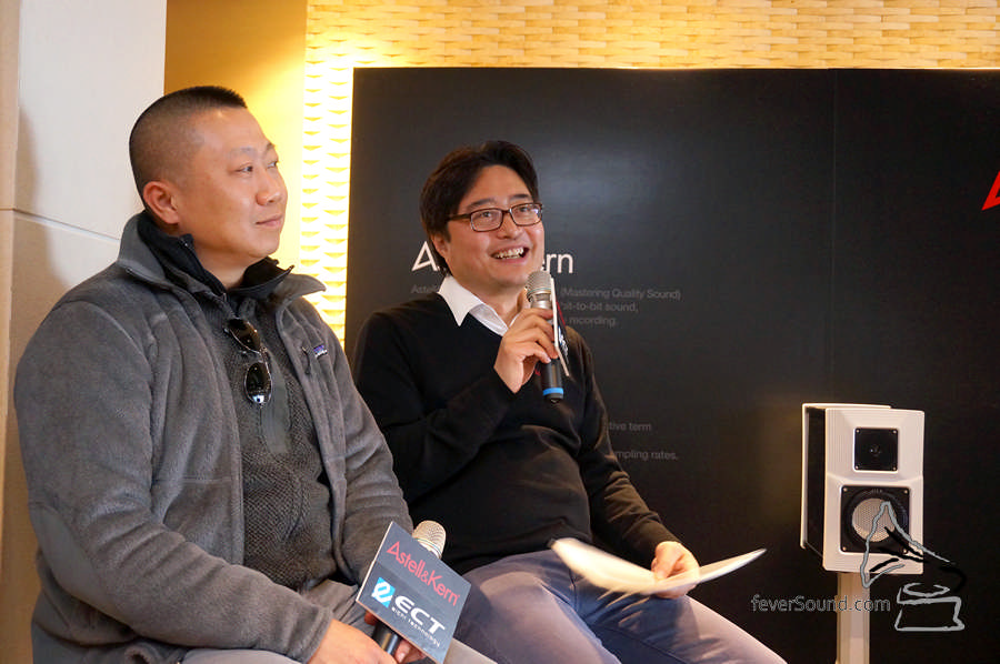 Astell&Kern 副總裁 James Lee(右),與背後默默出力的 ECT Richard Cheong(左)