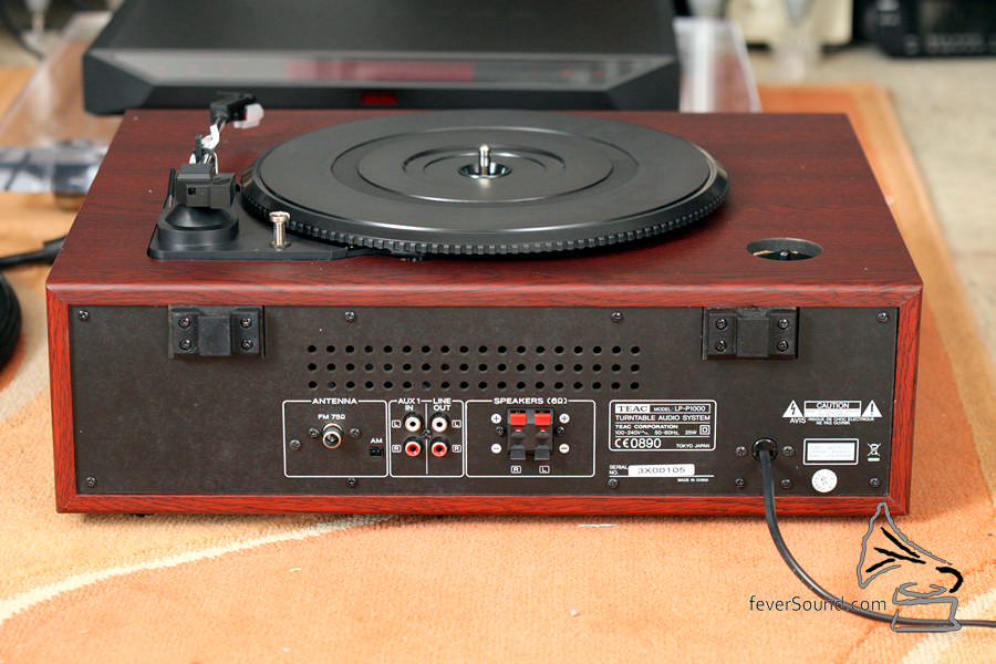 機背端子,AM/FM 天線、RCA Line in 各一,還有一組 Line Out,另外夾配擴音機揚聲器,或者有源揚聲器皆可。