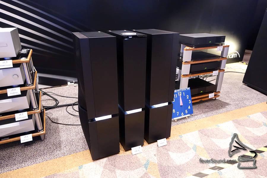 Naim Statement器材,中間為訊源及前級,左右為Mono Block