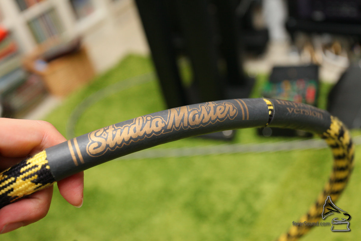 IPS-3功能多多但只用一條電源線,把守重關的為Harmonix Studio Master X-DC350M2R改良版,聲音煙勒動態增強,毒死人咩!