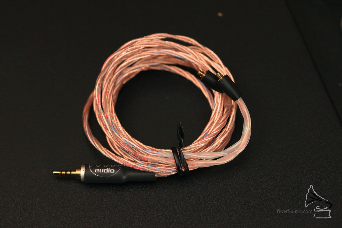 ALO 備有兩款 2.5mm TRRS to MMCX 接線供用家選購