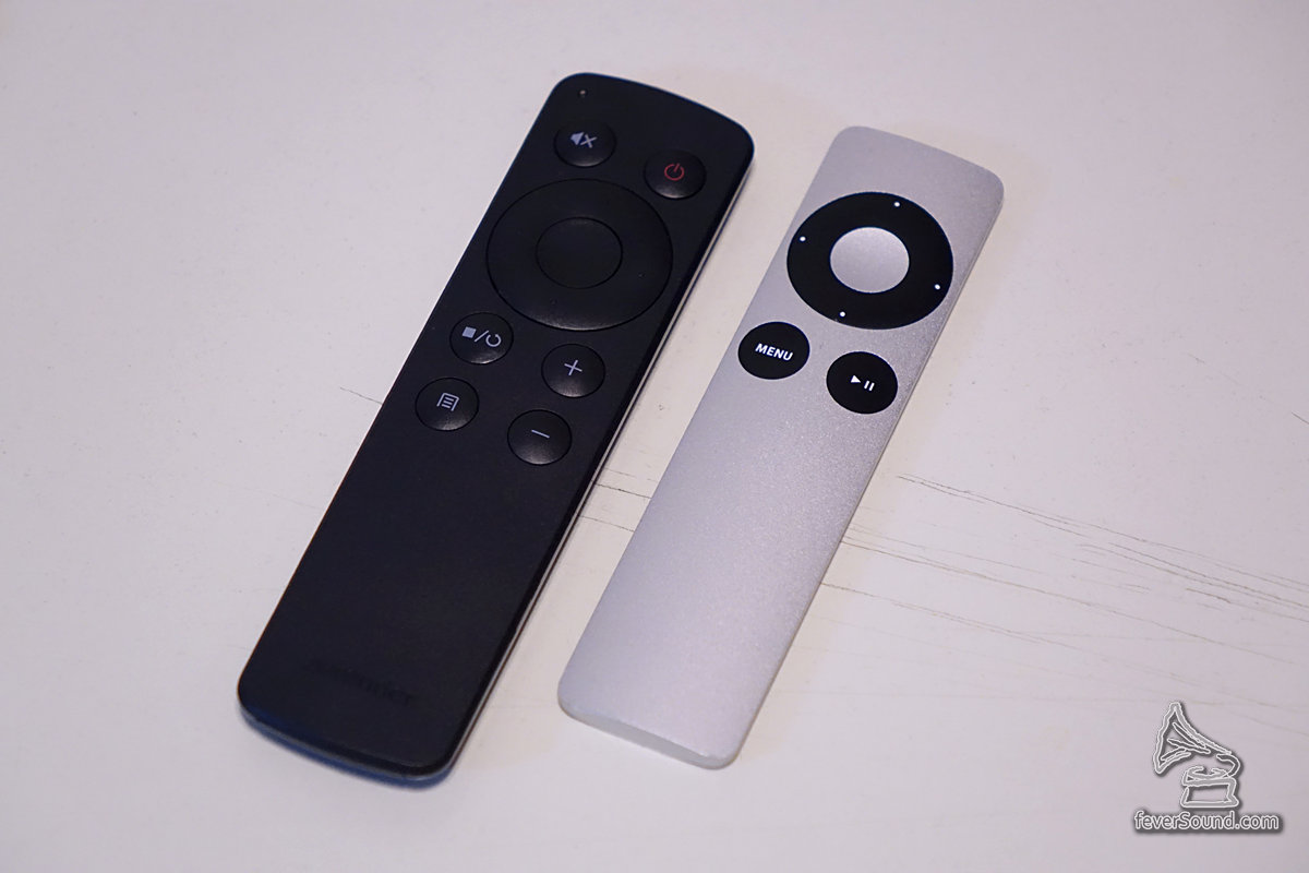 左為Cast-Fi7遙控,比右邊的Apple Remote大一點點