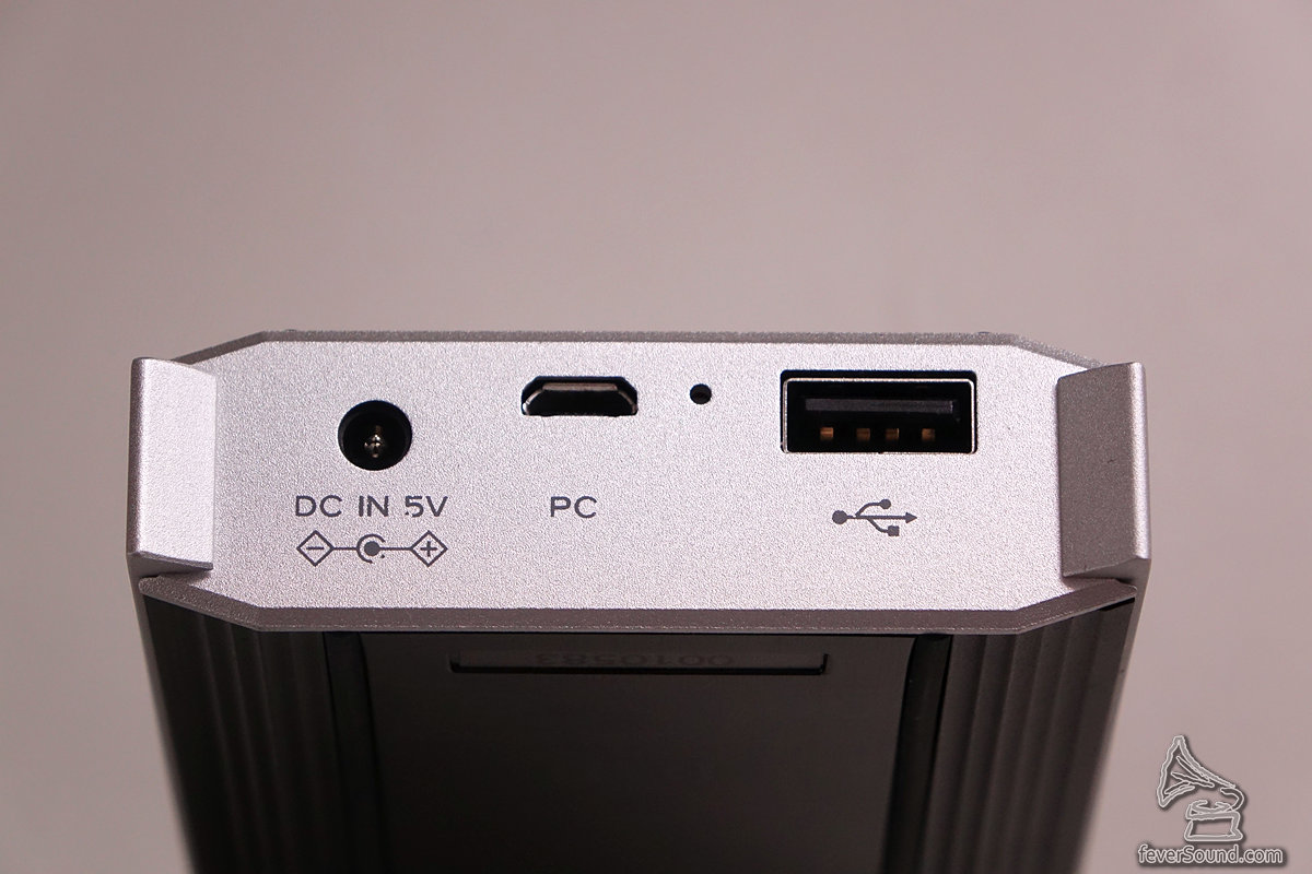 底部為DC5V充電,Micro USB接駁電腦作USB DAC,USB Port A則是接駁手機如iDevice等