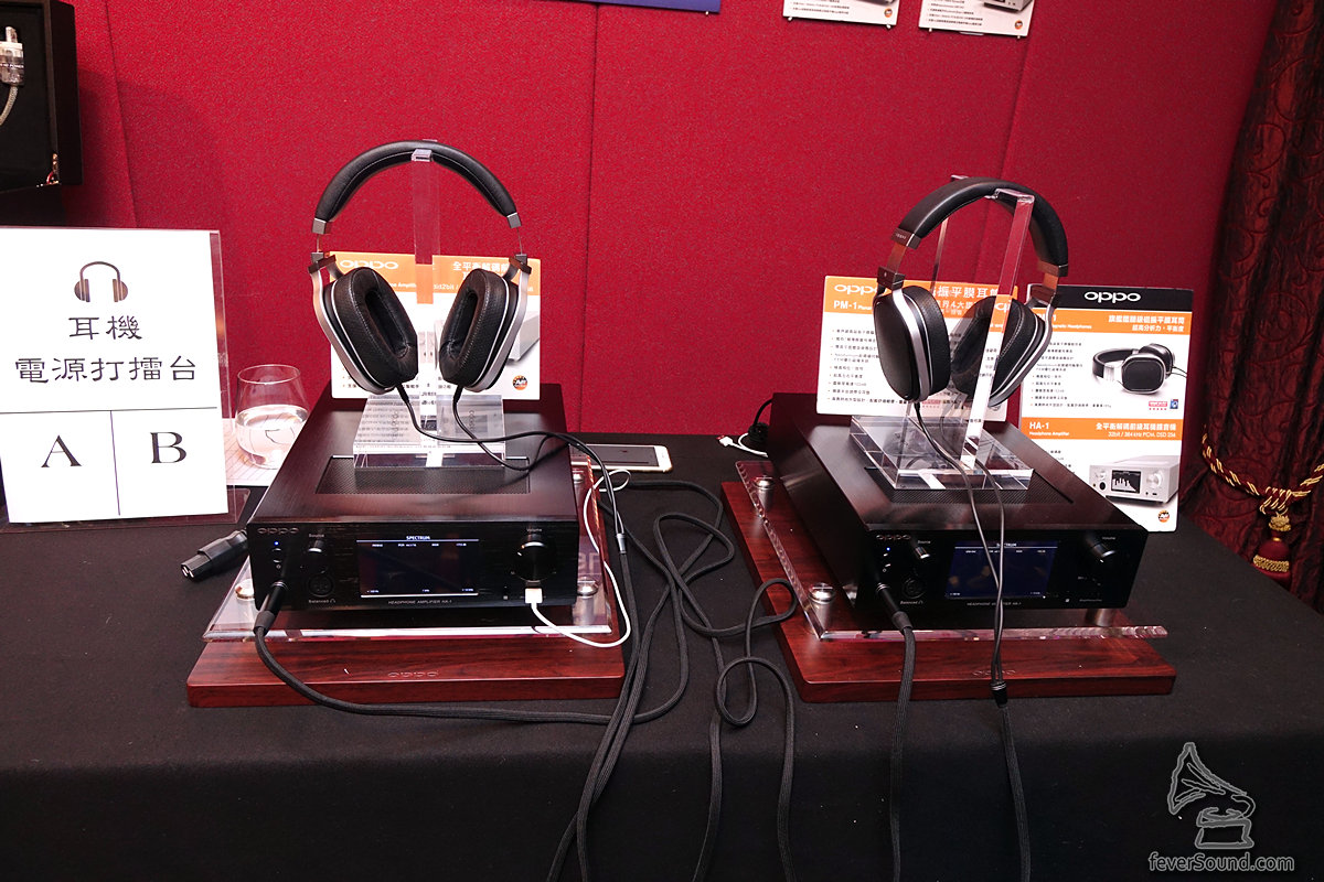 兩台OPPO HA-1兩部HA-1,電源線也一樣,只是一英式一美式,盲猜選自己喜歡的聲音