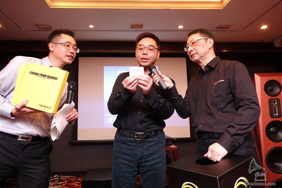Owen Cheng(中)宣佈抽獎結果