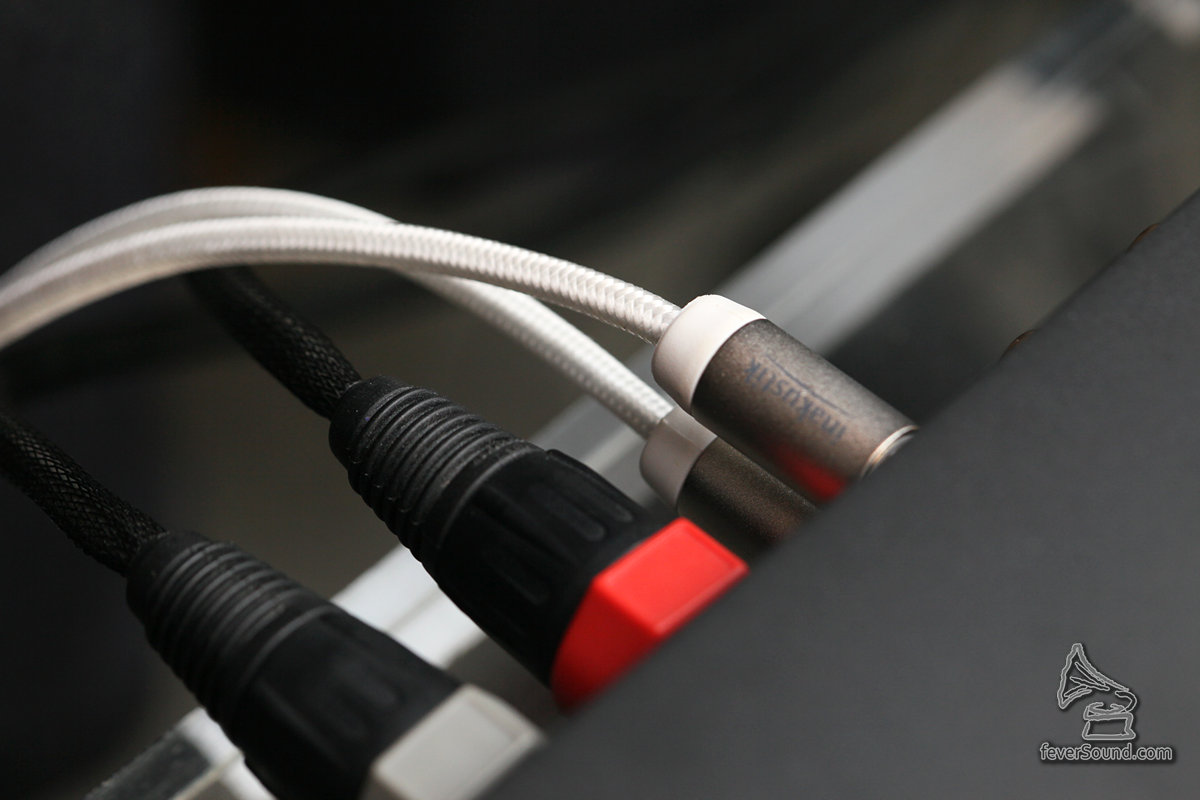 以3.5mm Jack to RCA 線即可接駁標準音響