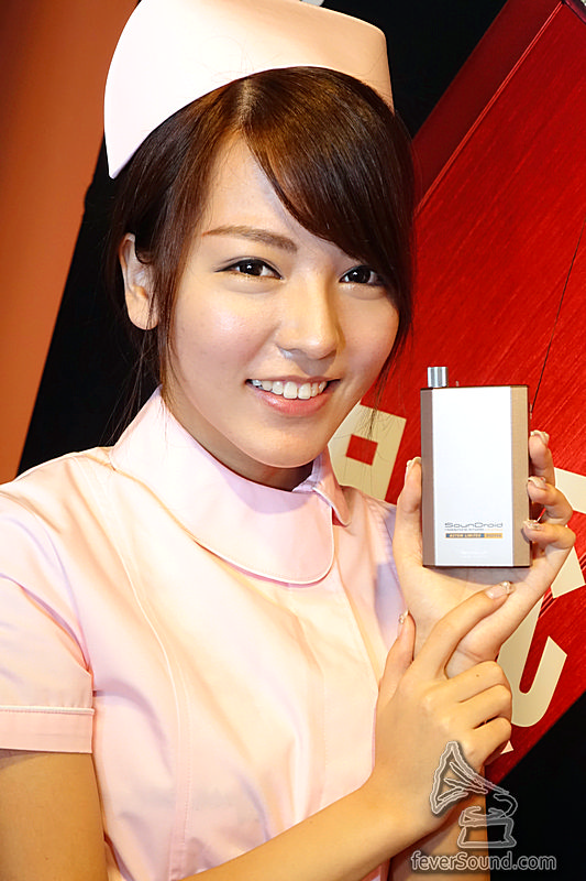 美女手上的627SM Limited,全球限一百部,支援DSD256!