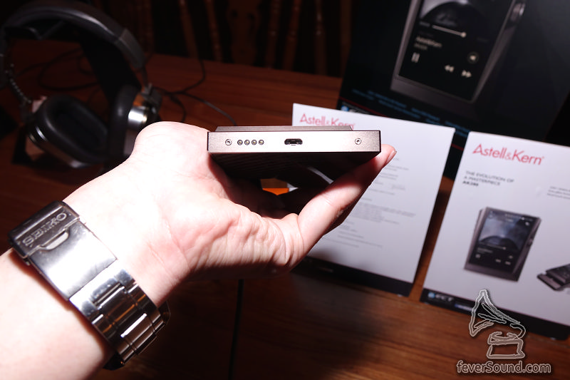 底部繼續 Micro USB